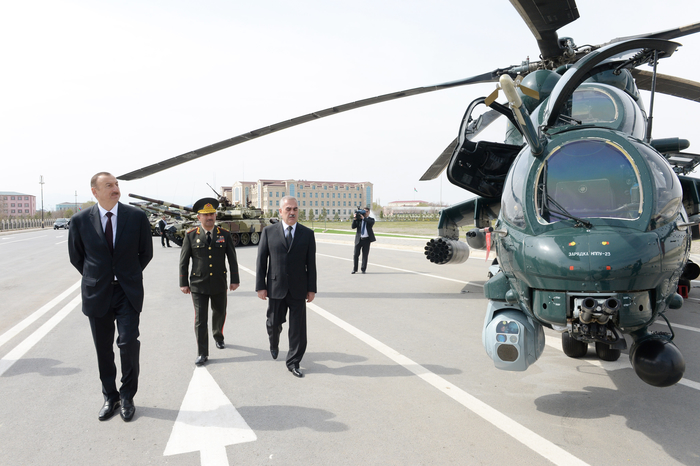 Ильхам Алиев осмотрел новую технику и вооружения, поступившие в воинские части Нахчыванской АР (ФОТО)