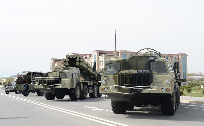 Ильхам Алиев осмотрел новую технику и вооружения, поступившие в воинские части Нахчыванской АР (ФОТО)