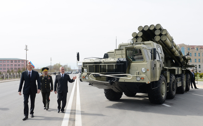 Ильхам Алиев осмотрел новую технику и вооружения, поступившие в воинские части Нахчыванской АР (ФОТО)