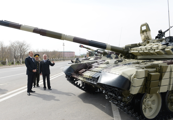 Ильхам Алиев осмотрел новую технику и вооружения, поступившие в воинские части Нахчыванской АР (ФОТО)