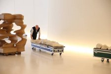 Всемирно известный скульптор Тони Крэгг принял участие в оформлении своей выставки в Центре Гейдара Алиева (ФОТО)