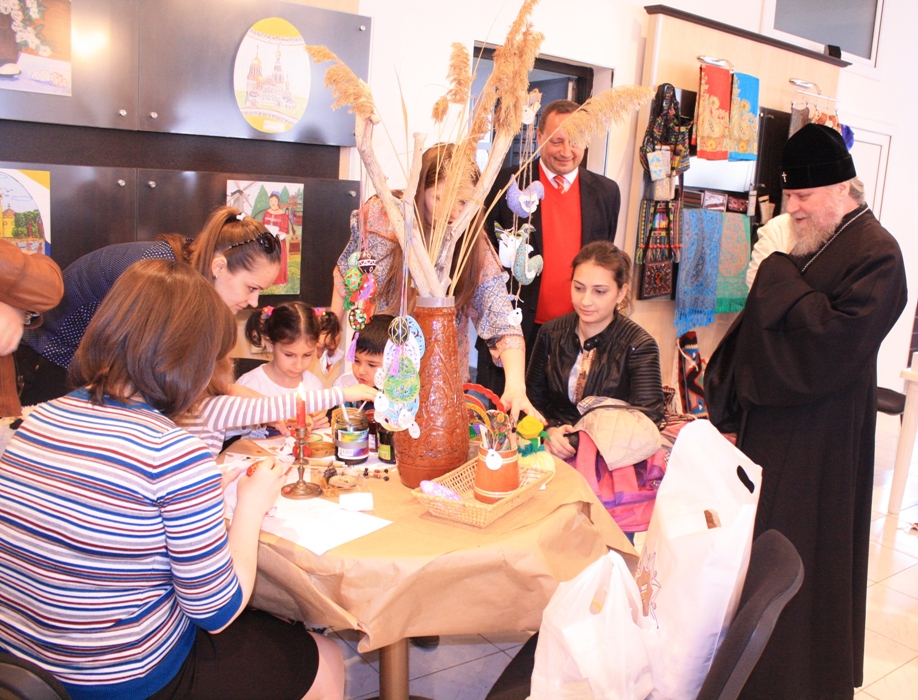 Архиепископ Бакинский и Азербайджанский и исполнительный директор ВАК посетили Пасхальный базар (ФОТО)