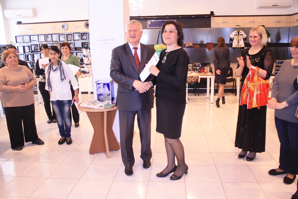 Архиепископ Бакинский и Азербайджанский и исполнительный директор ВАК посетили Пасхальный базар (ФОТО)