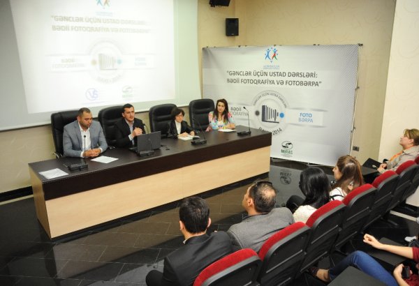 В Азербайджане реализуется молодежный проект "Мастер-классы по художественной фотографии и фотореставрации" (ФОТО)