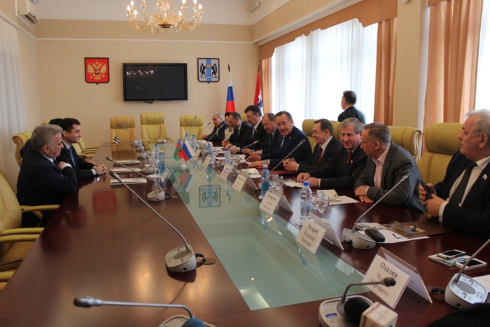 От имени вице-президента Фонда Гейдара Алиева Лейлы Алиевой Новосибирской научной библиотеке подарены книги об Азербайджане (ФОТО)