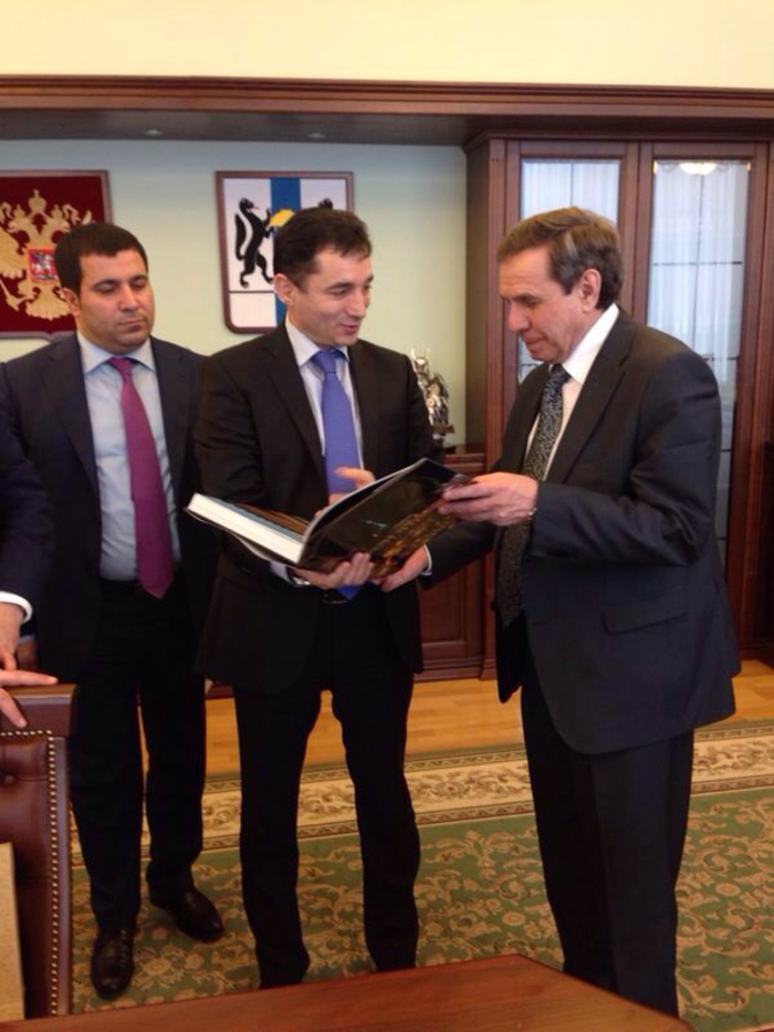 От имени вице-президента Фонда Гейдара Алиева Лейлы Алиевой Новосибирской научной библиотеке подарены книги об Азербайджане (ФОТО)