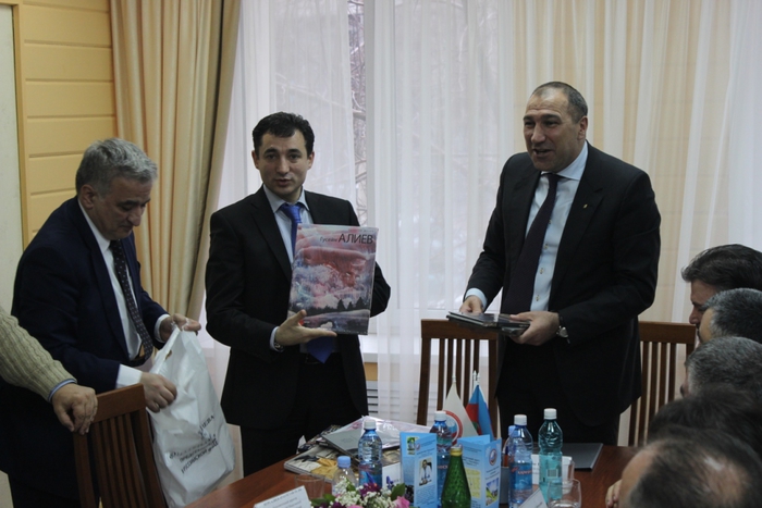 От имени вице-президента Фонда Гейдара Алиева Лейлы Алиевой Новосибирской научной библиотеке подарены книги об Азербайджане (ФОТО)