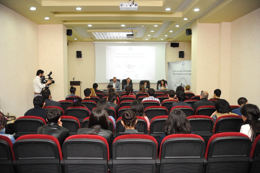 В Азербайджане реализуется молодежный проект "Мастер-классы по художественной фотографии и фотореставрации" (ФОТО)