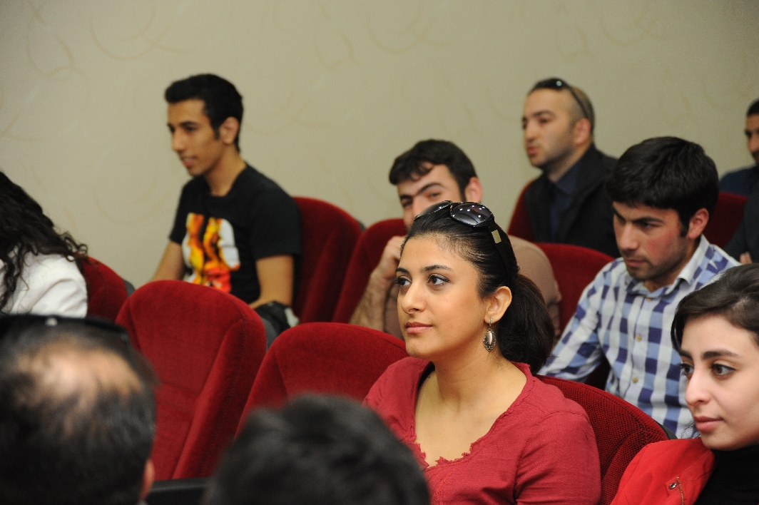 В Азербайджане реализуется молодежный проект "Мастер-классы по художественной фотографии и фотореставрации" (ФОТО)