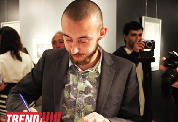 В Баку открылась выставка Бутуная Хагвердиева "Crossing" - реальный и ирреальный миры (ФОТО)