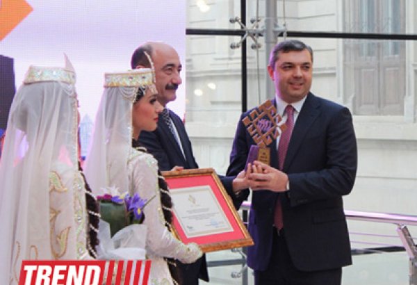 В Баку состоялась церемония вручения премии "Milli irs" и презентация книг -  "Гобустан – книга тысячелетий " и "Сказки древней крепости" (ФОТО)