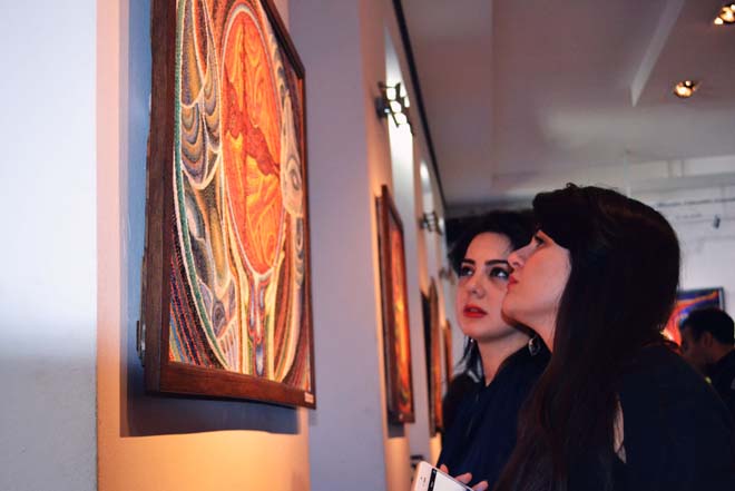 В Баку открылась выставка Сураи Муганлы - человеческие эмоции при помощи абстрактной деформации(ФОТО)