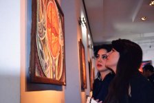 В Баку открылась выставка Сураи Муганлы - человеческие эмоции при помощи абстрактной деформации(ФОТО)