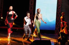 Коллекция вязанных платьев ручной работы Гюльнары Халиловой "Волшебные петли" на сцене "Univision" (ФОТО)