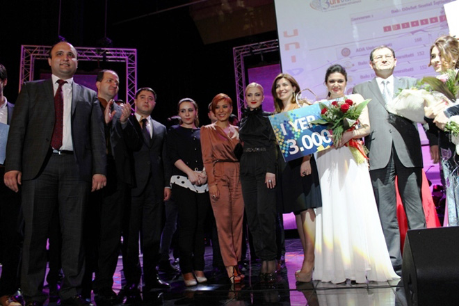 Коллекция вязанных платьев ручной работы Гюльнары Халиловой "Волшебные петли" на сцене "Univision" (ФОТО)