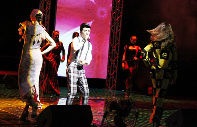 Коллекция вязанных платьев ручной работы Гюльнары Халиловой "Волшебные петли" на сцене "Univision" (ФОТО)