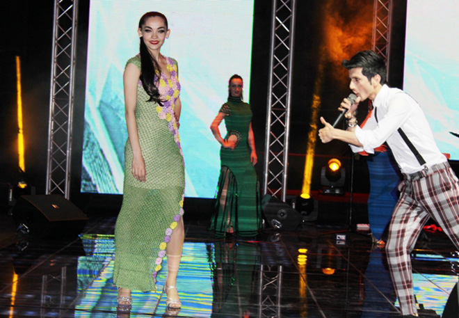 Коллекция вязанных платьев ручной работы Гюльнары Халиловой "Волшебные петли" на сцене "Univision" (ФОТО)