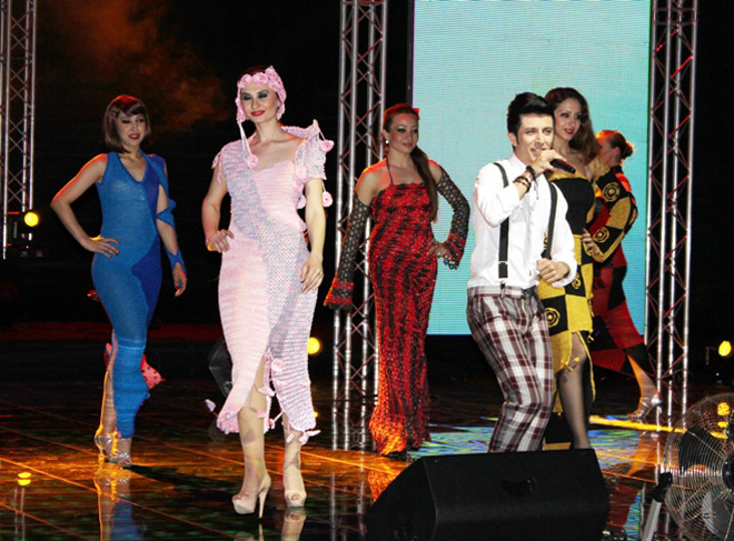 Коллекция вязанных платьев ручной работы Гюльнары Халиловой "Волшебные петли" на сцене "Univision" (ФОТО)