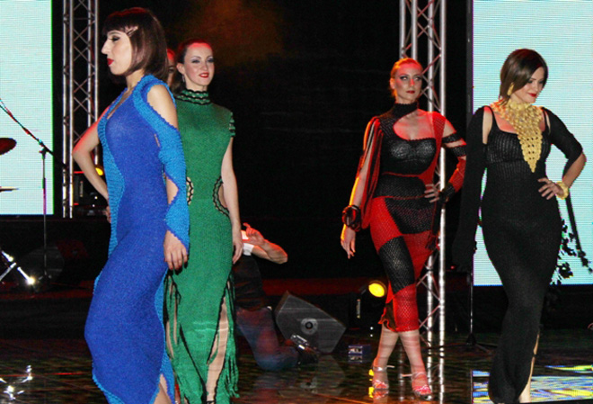 Коллекция вязанных платьев ручной работы Гюльнары Халиловой "Волшебные петли" на сцене "Univision" (ФОТО)