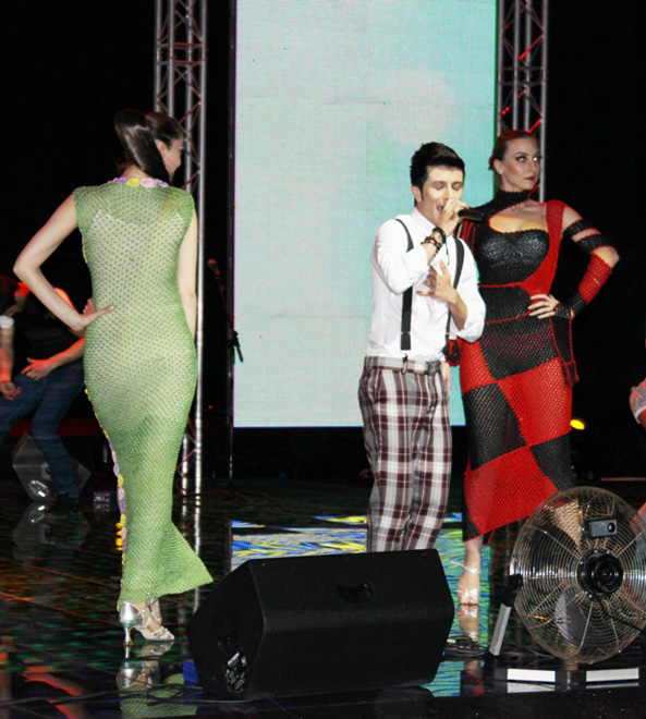 Коллекция вязанных платьев ручной работы Гюльнары Халиловой "Волшебные петли" на сцене "Univision" (ФОТО)