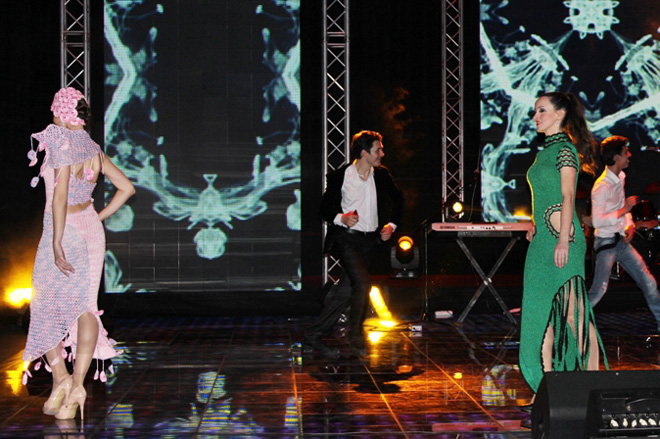 Коллекция вязанных платьев ручной работы Гюльнары Халиловой "Волшебные петли" на сцене "Univision" (ФОТО)