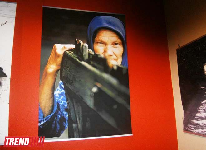 В Баку открылась выставка молдавского фотохудожника Михая Потырнике (ФОТО)