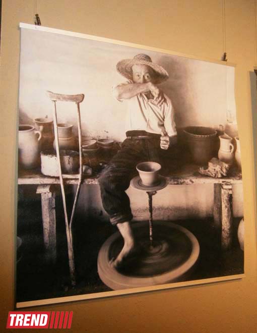 В Баку открылась выставка молдавского фотохудожника Михая Потырнике (ФОТО)