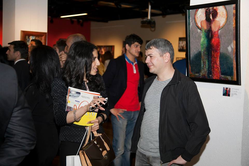 Художник Эмиль Азиз показал в Баку "Краски небес" (ФОТО)