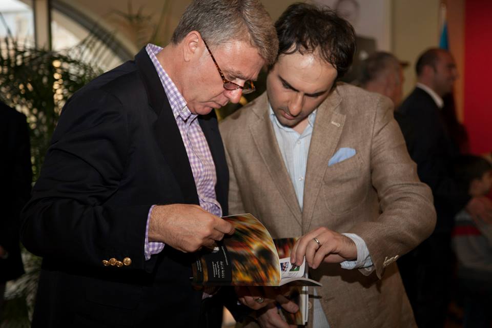 Художник Эмиль Азиз показал в Баку "Краски небес" (ФОТО)