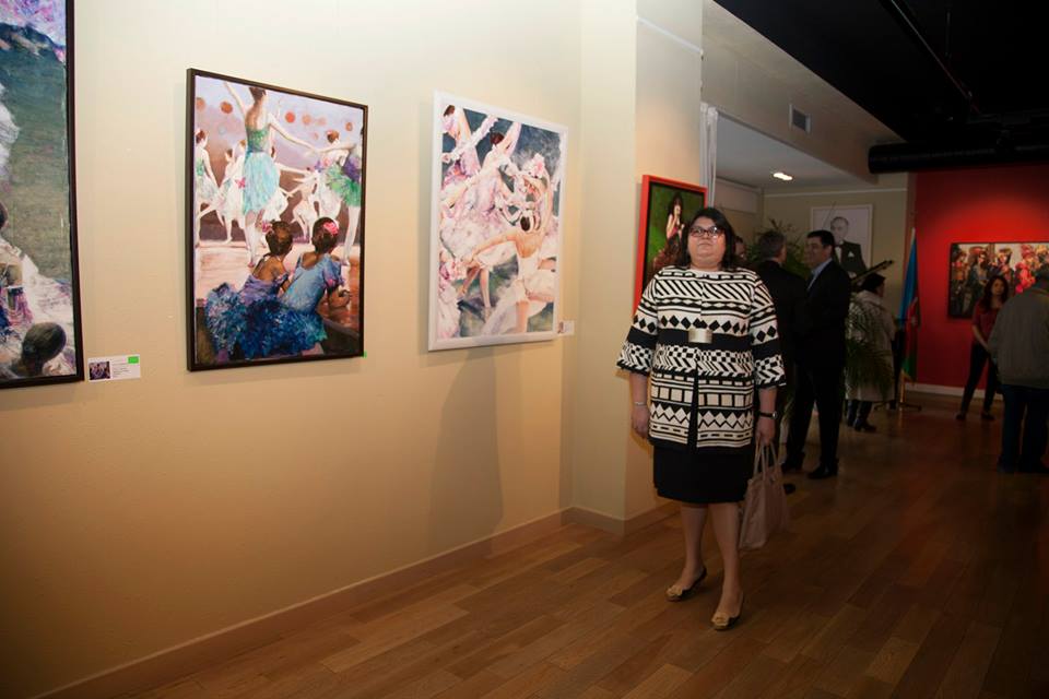 Художник Эмиль Азиз показал в Баку "Краски небес" (ФОТО)