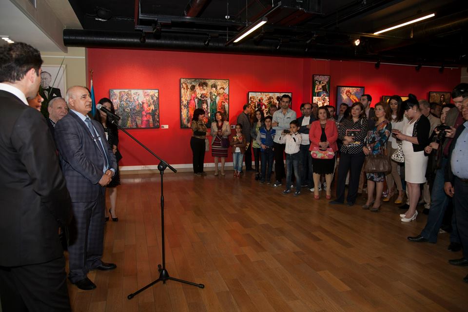 Художник Эмиль Азиз показал в Баку "Краски небес" (ФОТО)