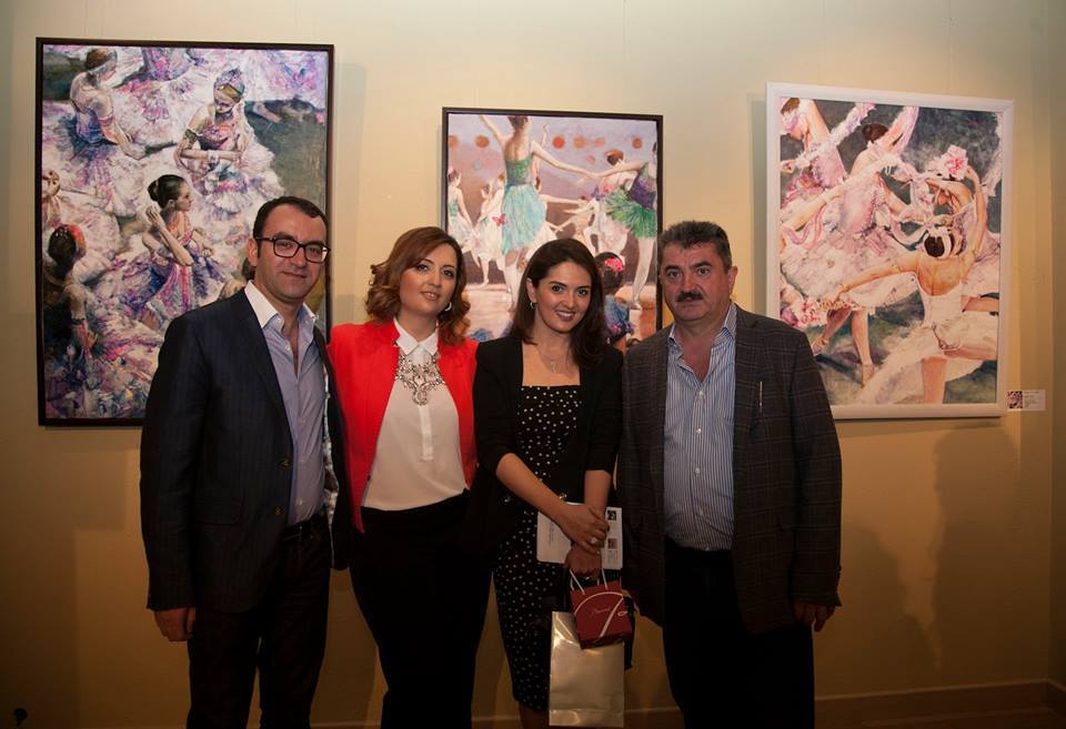 Художник Эмиль Азиз показал в Баку "Краски небес" (ФОТО)