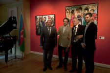 Художник Эмиль Азиз показал в Баку "Краски небес" (ФОТО)