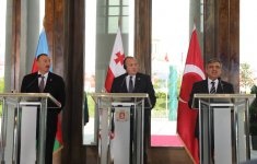 Президент Ильхам Алиев: Трехсторонний формат Азербайджан-Грузия-Турция вызывает интерес не только в регионе, но и в мире (версия 2) (ФОТО)