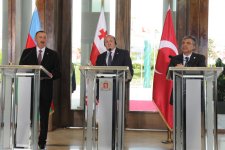 Президент Ильхам Алиев: Трехсторонний формат Азербайджан-Грузия-Турция вызывает интерес не только в регионе, но и в мире (версия 2) (ФОТО)