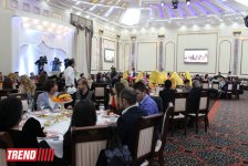 Торжественная церемония награждения премией "Zirvədəkilər" в Баку - звезды на красной дорожке (ФОТО)