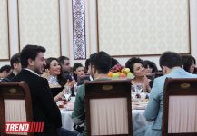 Торжественная церемония награждения премией "Zirvədəkilər" в Баку - звезды на красной дорожке (ФОТО)