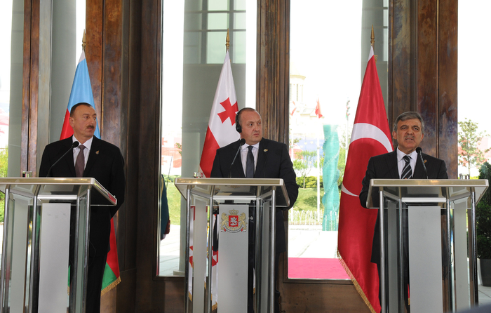 Президент Ильхам Алиев: Трехсторонний формат Азербайджан-Грузия-Турция вызывает интерес не только в регионе, но и в мире (версия 2) (ФОТО)