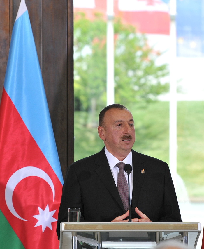 Президент Ильхам Алиев: Трехсторонний формат Азербайджан-Грузия-Турция вызывает интерес не только в регионе, но и в мире (версия 2) (ФОТО)