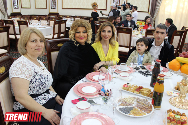 Торжественная церемония награждения премией "Zirvədəkilər" в Баку - звезды на красной дорожке (ФОТО)