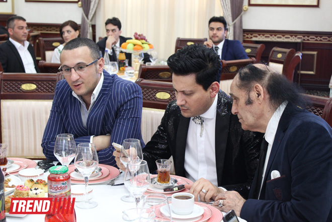 Торжественная церемония награждения премией "Zirvədəkilər" в Баку - звезды на красной дорожке (ФОТО)