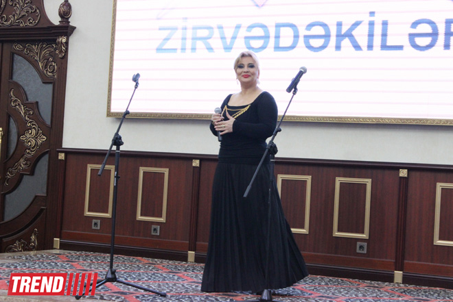 Торжественная церемония награждения премией "Zirvədəkilər" в Баку - звезды на красной дорожке (ФОТО)