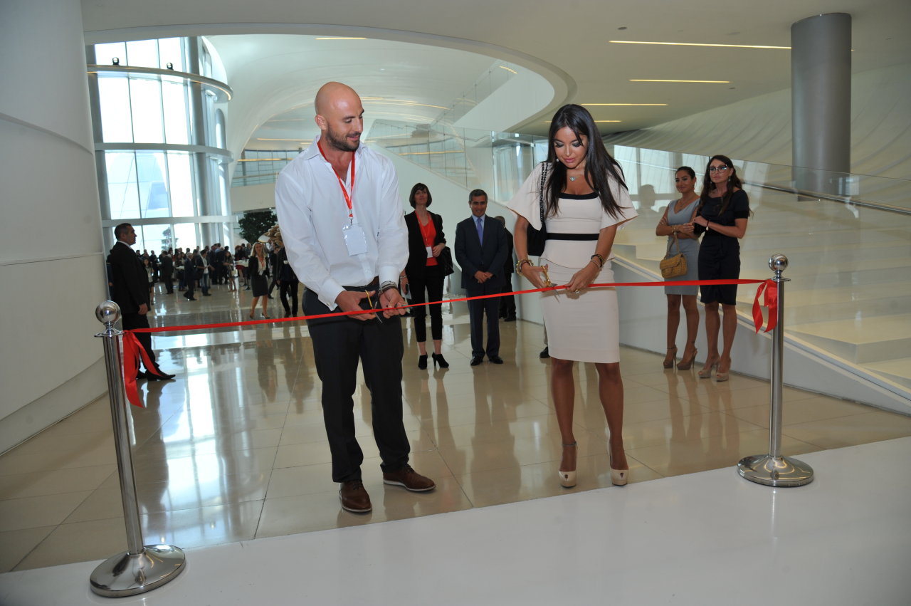 Первая леди Азербайджана Мехрибан Алиева осмотрела выставку Адриана Стерна "Дикая природа Африки" в Центре Гейдара Алиева (ФОТО)