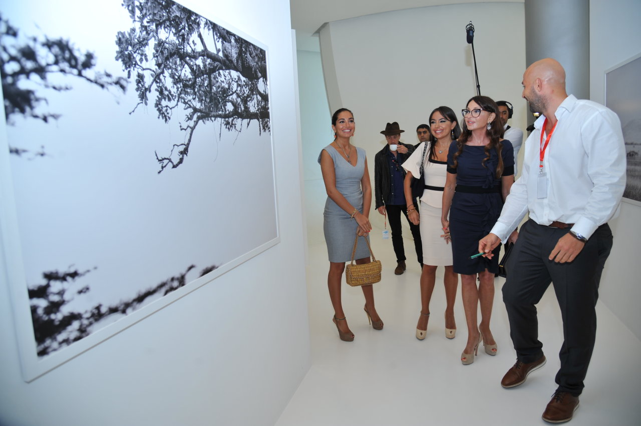 Первая леди Азербайджана Мехрибан Алиева осмотрела выставку Адриана Стерна "Дикая природа Африки" в Центре Гейдара Алиева (ФОТО)