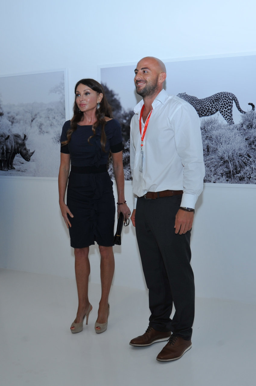 Первая леди Азербайджана Мехрибан Алиева осмотрела выставку Адриана Стерна "Дикая природа Африки" в Центре Гейдара Алиева (ФОТО)