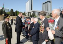 Президент Ильхам Алиев: В Азербайджане к ветеранам проявляются большое внимание и забота (версия 2) (ФОТО)