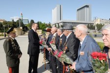 Президент Ильхам Алиев: В Азербайджане к ветеранам проявляются большое внимание и забота (версия 2) (ФОТО)