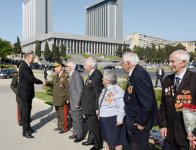 Президент Ильхам Алиев: В Азербайджане к ветеранам проявляются большое внимание и забота (версия 2) (ФОТО)
