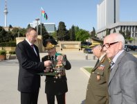 Президент Ильхам Алиев: В Азербайджане к ветеранам проявляются большое внимание и забота (версия 2) (ФОТО)