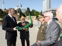 Президент Ильхам Алиев: В Азербайджане к ветеранам проявляются большое внимание и забота (версия 2) (ФОТО)